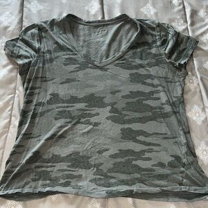 Universal Thread Camo V-Neck Tshirt Size Medium